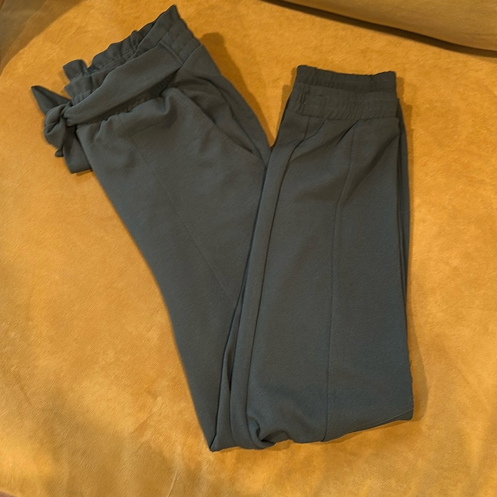 Can We Say Olive- NWOT- Joggers Women SZ -M